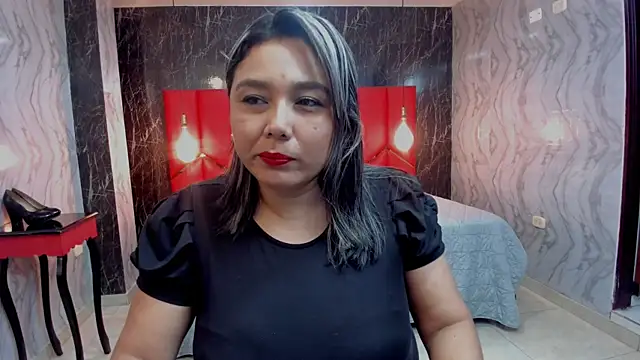 LatinaHoleQueen online show from August 5, 2026, 4:34 pm