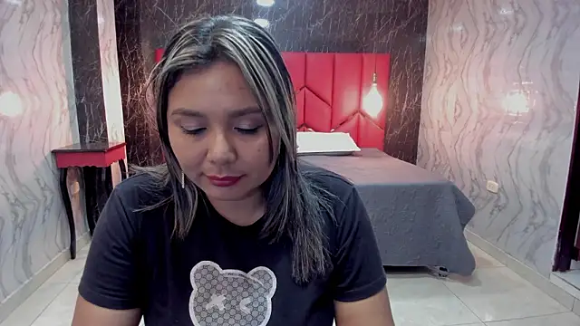 LatinaHoleQueen online show from February 4, 2026, 2:01 pm