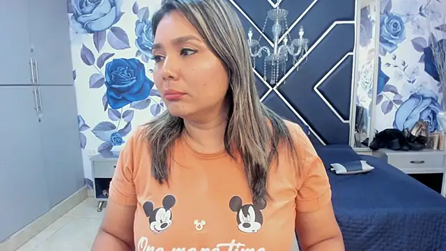 LatinaHoleQueen online show from October 24, 2025, 2:27 pm