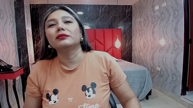 LatinaHoleQueen online show from August 1, 2026, 3:43 pm