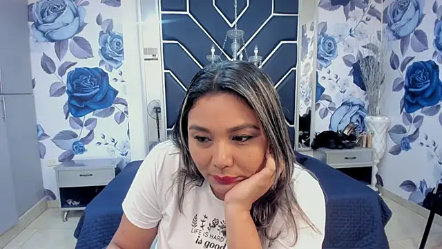 LatinaHoleQueen online show from October 8, 2025, 2:18 pm