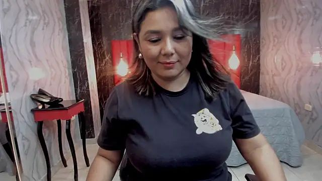 LatinaHoleQueen online show from July 27, 2026, 3:41 pm