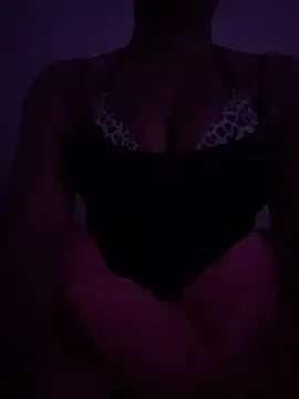 Snapshot of th33h0neyb33 chatting on December 14, 2025, 6:30 am th33h0neyb33 online show from December 14, 2025, 6:30 am