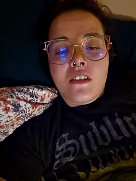 nuttiebuddy1 online show from September 18, 2025, 10:24 pm