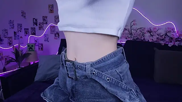 Megan--chan online show from November 18, 2025, 7:50 pm