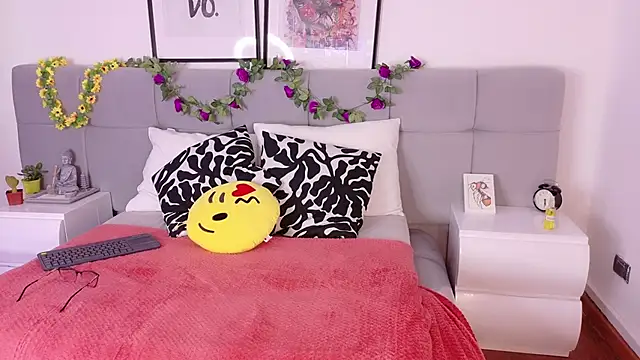Alanaa Gomez online show from September 27, 2025, 1:50 pm