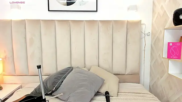 Clhoe Johnson online show from November 27, 2025, 7:36 pm