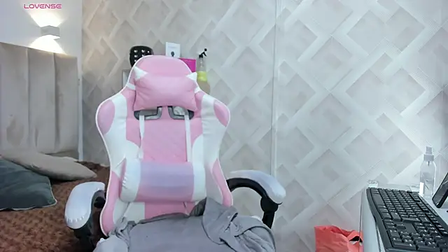 Clhoe Johnson online show from March 5, 2026, 12:13 pm