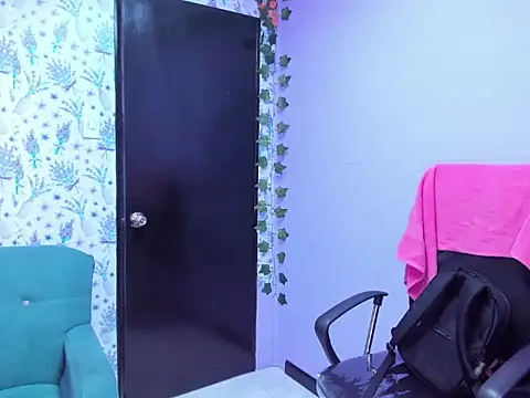 Snapshot of _Hannah_Hot chatting on October 9, 2025, 2:23 am Hannah Hot online show from October 9, 2025, 2:23 am