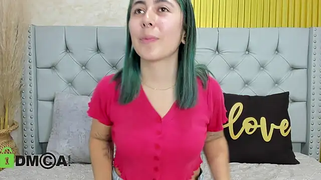 Snapshot of Skarlet_04 chatting on December 15, 2025, 5:41 pm Skarlet 04 online show from December 15, 2025, 5:41 pm