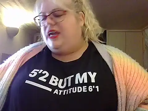 Kinkyhousewife83 online show from October 15, 2025, 7:00 pm