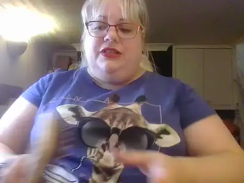 Kinkyhousewife83 online show from October 18, 2025, 2:19 pm