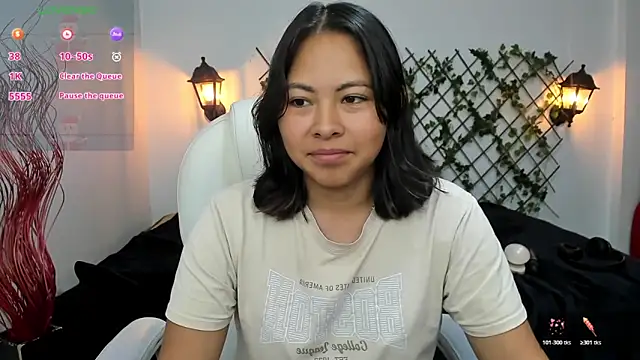 Snapshot of Louisa__clare chatting on December 14, 2025, 10:04 pm Louisa clare online show from December 14, 2025, 10:04 pm