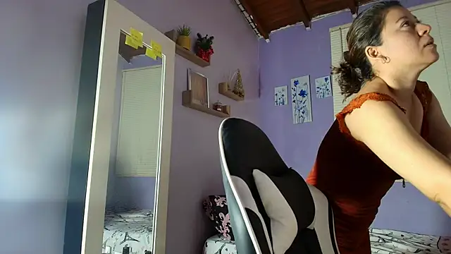 luna desiree online show from October 24, 2025, 8:35 am