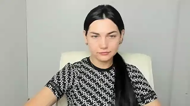 Lune Moon online show from September 9, 2025, 5:39 am