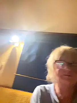 Snapshot of ladyboatlady chatting on November 4, 2025, 6:33 pm ladyboatlady online show from November 4, 2025, 6:33 pm