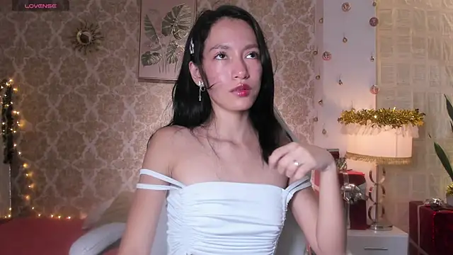 Snapshot of LilyThea chatting on December 4, 2025, 9:14 pm LilyThea online show from December 4, 2025, 9:14 pm