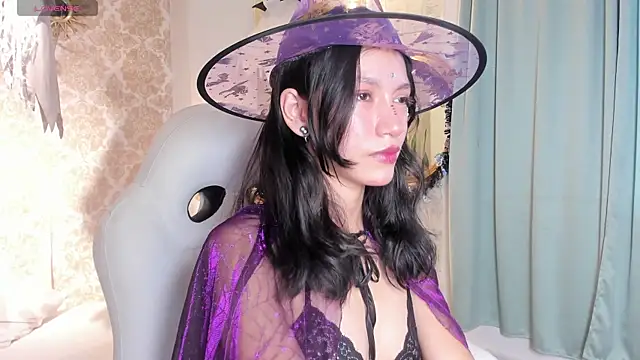 Snapshot of LilyThea chatting on October 31, 2025, 9:22 pm LilyThea online show from October 31, 2025, 9:22 pm