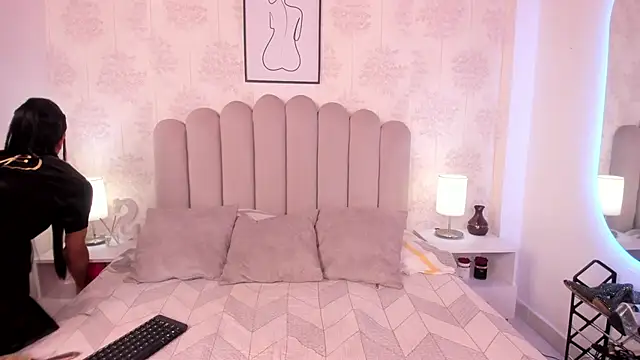 ShaynaHosk online show from October 19, 2025, 7:33 am