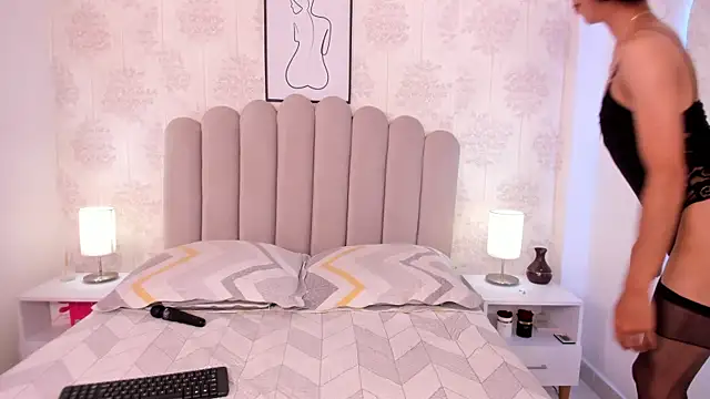 ShaynaHosk online show from November 27, 2025, 6:25 am