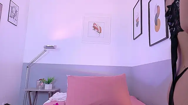 cutepetitee online show from February 3, 2026, 7:41 pm