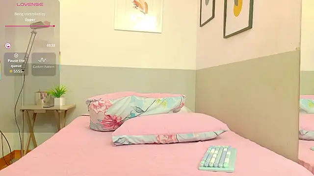 cutepetitee online show from October 29, 2025, 7:02 pm