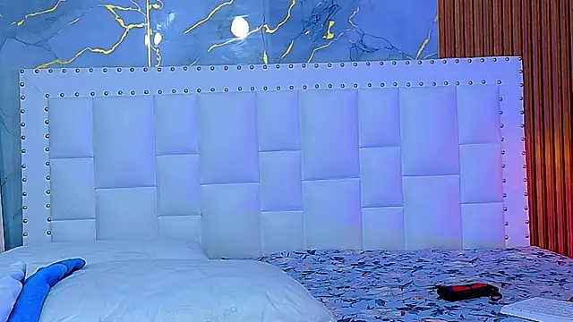 cutepetitee online show from April 22, 2026, 7:42 pm