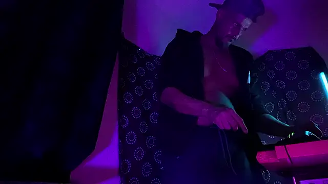 Snapshot of DjDiCKmannOnE chatting on February 13, 2026, 11:05 pm DjDiCKmannOnE online show from February 13, 2026, 11:05 pm