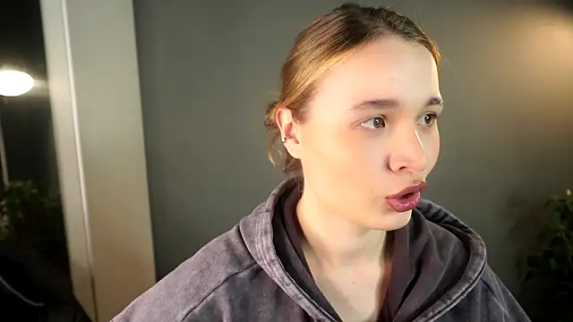 lisa schiele online show from December 4, 2025, 9:03 pm