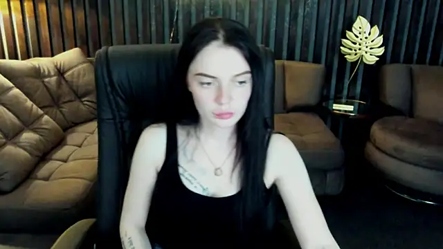 Olivia  Li online show from May 6, 2026, 12:09 pm
