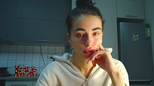 Snapshot of EvaMelnik chatting on November 10, 2025, 5:18 pm EvaMelnik online show from November 10, 2025, 5:18 pm