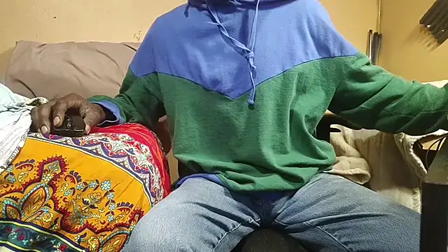 EYEzIAM online show from October 11, 2025, 9:05 pm