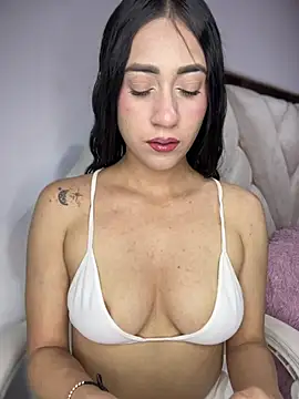 Snapshot of isabela_l chatting on July 5, 2026, 11:33 pm isabela l online show from July 5, 2026, 11:33 pm