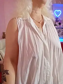 SquirtMilf00 online show from July 17, 2026, 4:43 am