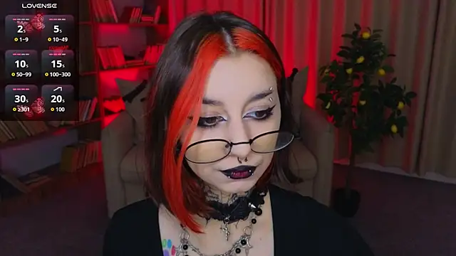 Snapshot of Mistress__Marcelline chatting on May 27, 2026, 1:37 am Mistress Marcelline online show from May 27, 2026, 1:37 am