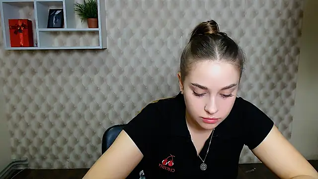  MillaDellf  online show from November 13, 2025, 9:57 am