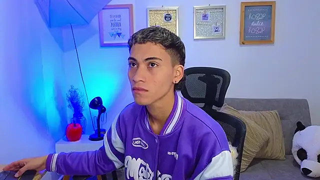 Snapshot of yulian_vasquez chatting on November 17, 2025, 12:31 pm yulian vasquez online show from November 17, 2025, 12:31 pm