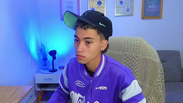 Snapshot of yulian_vasquez chatting on December 2, 2025, 12:29 pm yulian vasquez online show from December 2, 2025, 12:29 pm