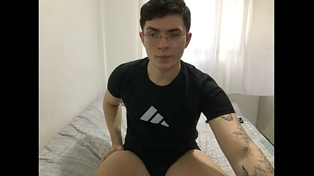 MatheusYoko online show from October 1, 2025, 4:11 pm