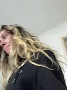 Snapshot of blond-96 chatting on December 3, 2025, 10:03 am blond-96 online show from December 3, 2025, 10:03 am