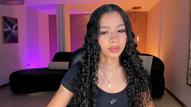 SophieHouston  online show from December 4, 2025, 4:22 am