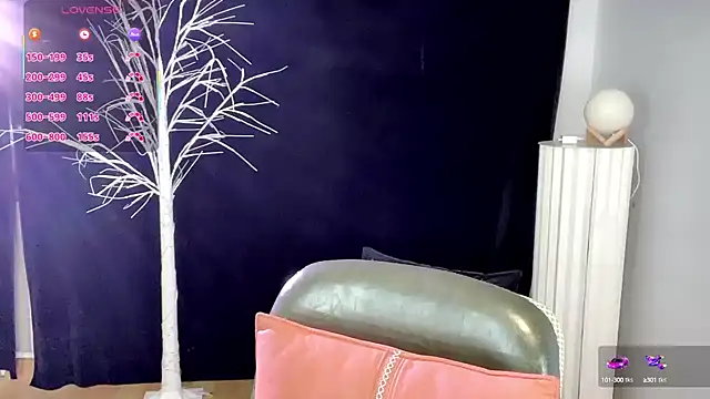 xiaoyue8888 online show from October 14, 2025, 2:23 am