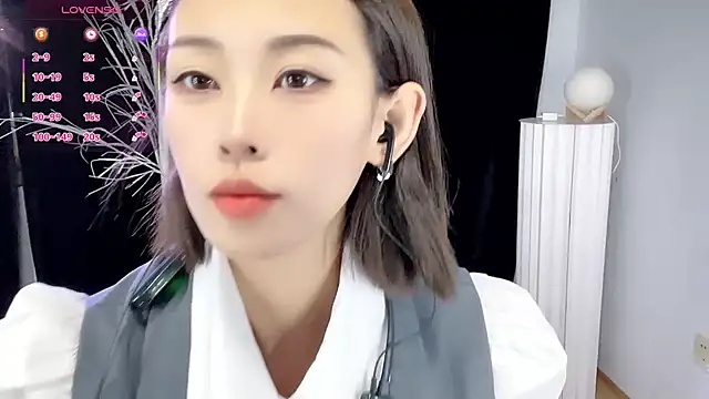 xiaoyue8888 online show from October 16, 2025, 2:31 am