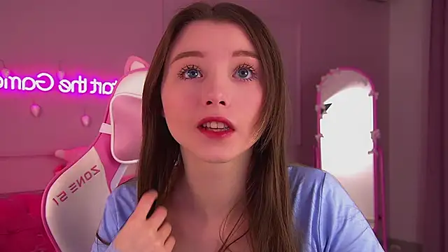 KeiraAsti online show from December 2, 2025, 6:09 pm