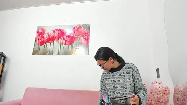 Snapshot of pinky_f00x chatting on June 2, 2026, 7:36 pm pinky f00x online show from June 2, 2026, 7:36 pm