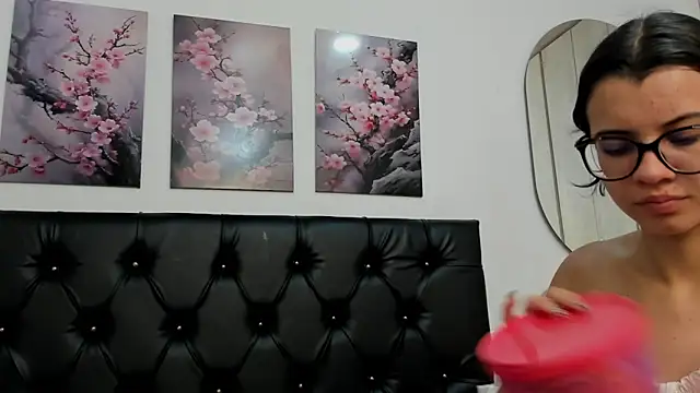 Snapshot of pinky_f00x chatting on June 19, 2026, 7:30 pm pinky f00x online show from June 19, 2026, 7:30 pm