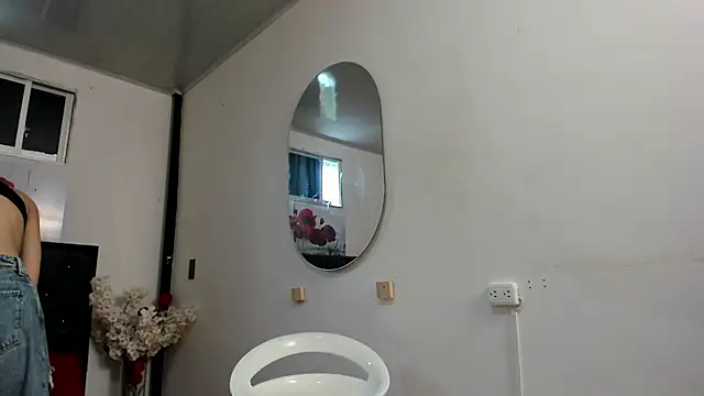 Snapshot of pinky_f00x chatting on June 9, 2026, 7:37 pm pinky f00x online show from June 9, 2026, 7:37 pm