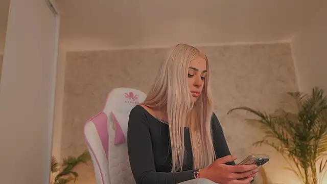 Snapshot of daisyblushh chatting on March 13, 2026, 4:34 pm daisyblushh online show from March 13, 2026, 4:34 pm