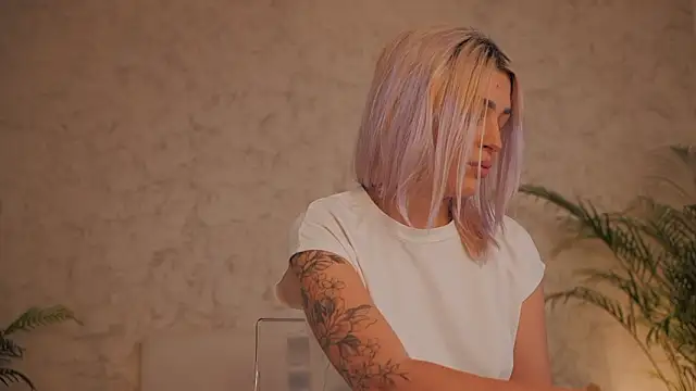 Snapshot of daisyblushh chatting on February 23, 2026, 3:12 pm daisyblushh online show from February 23, 2026, 3:12 pm