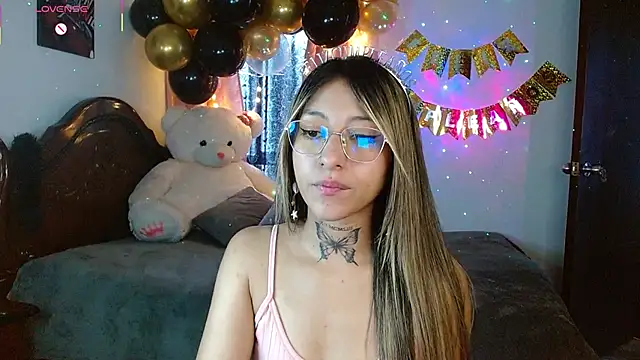 Snapshot of Hoolly_Jones chatting on November 26, 2025, 2:06 pm Hoolly Jones online show from November 26, 2025, 2:06 pm